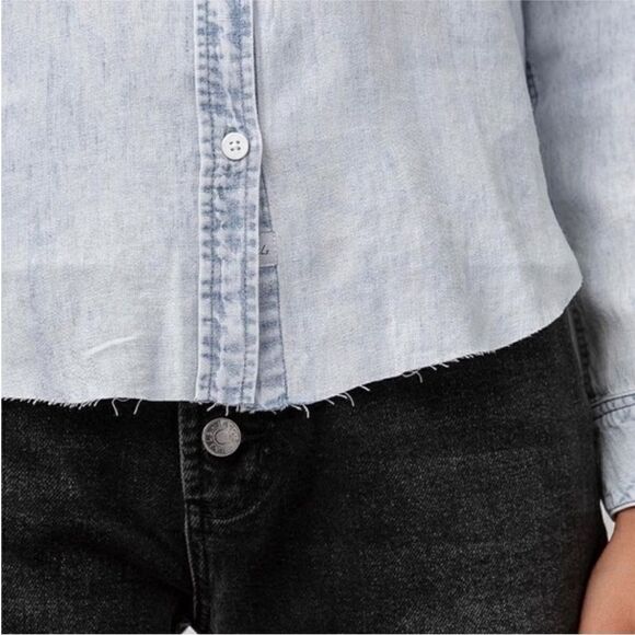 Rails NWT Ingrid Raw Hem Chambray Shirt in Light Acid Wash Size Small - Picture 3 of 13